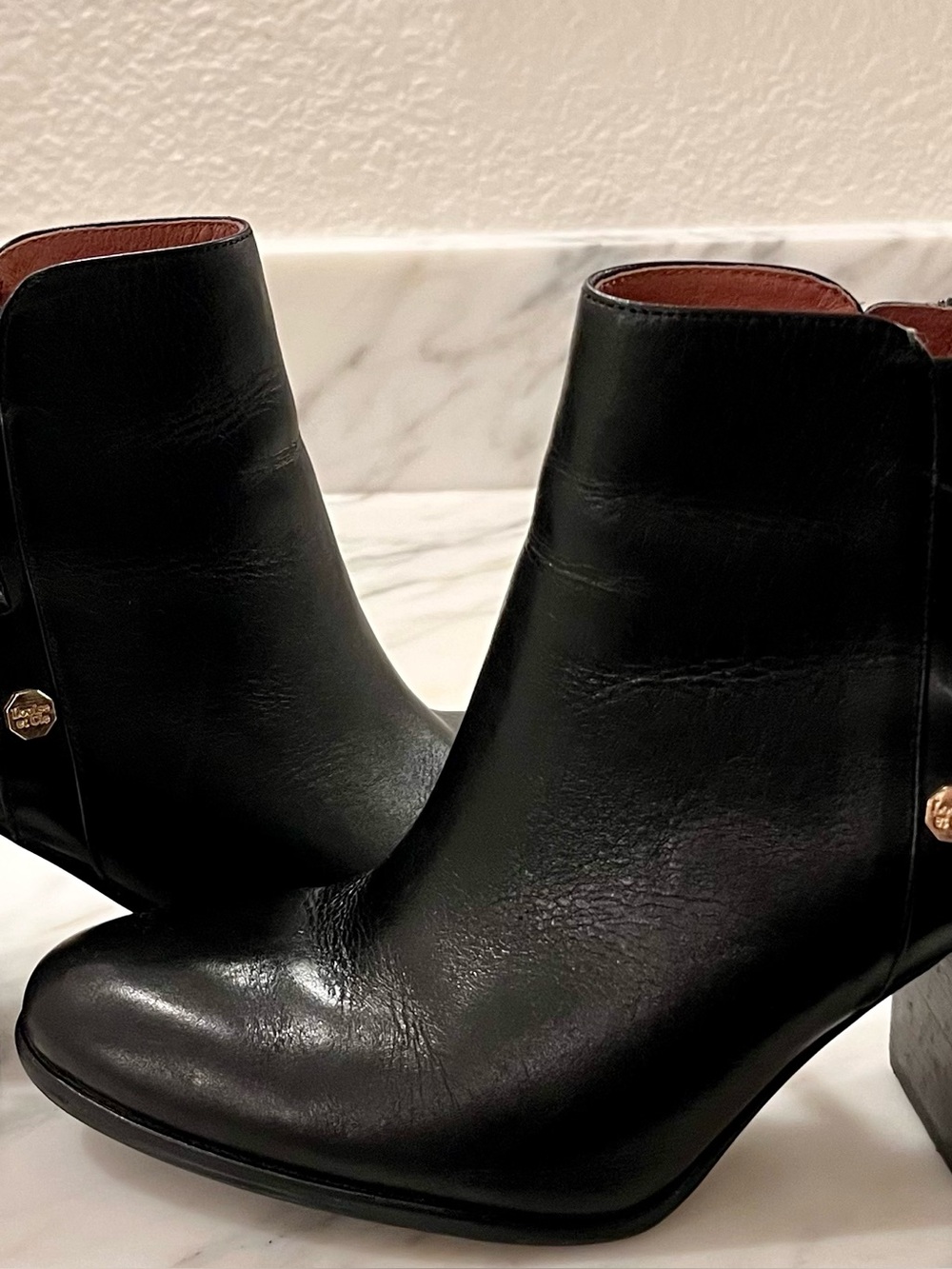 Louise et Cie Black Genuine Leather Ankle Booties Gold Zip Sz 8.5 EUC